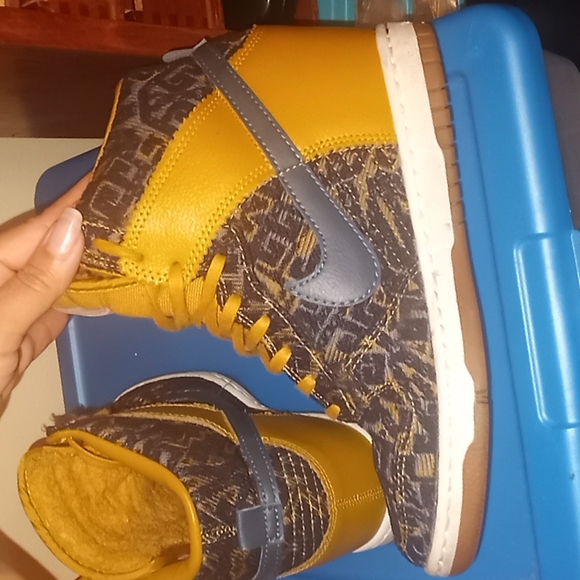 Nikes - Picture 5 of 6